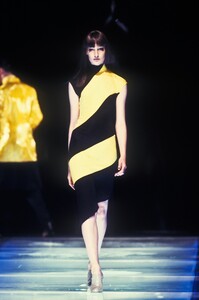 1160016847_AlexanderMcQueen1998WomenRTW74.thumb.jpg.47ab9ef9d7b9ac720f7d23c527b768ec.jpg