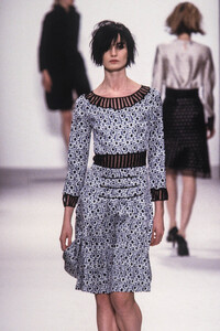 479185432_MarcJacobsFall20012.thumb.jpg.8269579653ecd540791faeb4de58f412.jpg