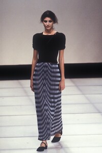 519935422_GiorgioArmani1999WomenRTW5.thumb.jpg.61ef0e5fa805ecbf0682132a1bdeb470.jpg