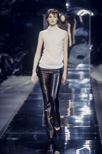 779830518_Lanvin1999WomenRTW19.thumb.jpg.efea1995b2f308ffbc598c879b4318f0.jpg