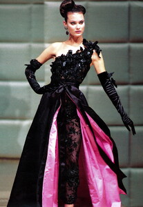 bb_ShalomHarlow_1995_07_VALENTINO_HC_FW95_020.thumb.jpg.abdddd1154e04c8b589141f2b6af772d.jpg