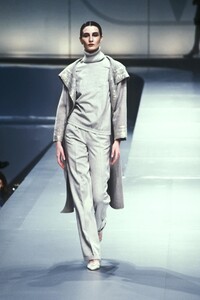 1452631120_Valentino1998WomenRTW30.thumb.jpg.919bde9239f30151c97a4587ef558c6a.jpg