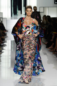 1805094521_EmanuelUngaro2003HauteCouture211.thumb.jpg.b511418be28f90abf167b382db322ccb.jpg