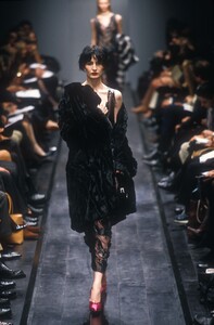 259897693_Fendi1998WomenRTW73.thumb.jpg.97820b1642bf8604e42ad8947ea722e7.jpg