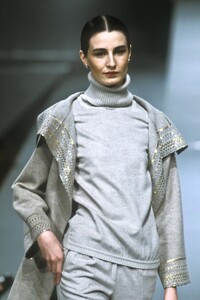 959596546_Valentino1998WomenRTW32.thumb.jpg.87517d72564f9698a14738428f18a108.jpg