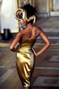 1333934482_Givenchy1997HauteCouture72.thumb.jpg.5f300dc7d68c9d5ae2e7271d25322c07.jpg