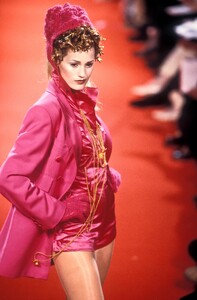 13347327_VivienneWestwood1993WomenRTW112.thumb.jpg.4bec6f21e0574d067bff4fe87b6872a7.jpg