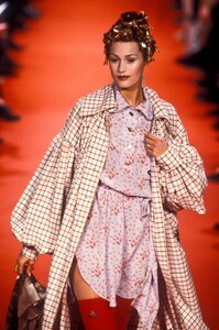 1459741326_VivienneWestwood1993WomenRTW114.thumb.jpg.009332a07e08a72734fd7b5dfda5c529.jpg