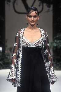 1507322405_Valentino1994HauteCouture129.thumb.jpg.744c47296f43630cf6662be26e3b0cef.jpg