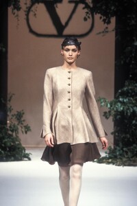 186216628_Valentino1994HauteCouture24.thumb.jpg.a3e82c236e7ee4ed5dbfcc0d35ea2339.jpg