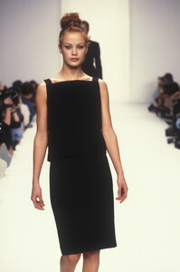 484134754_CalvinKlein1995WomenRTW53.thumb.jpg.d870e7e0365267d3a62612082550e27f.jpg