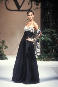 607224524_Valentino1994HauteCouture128.thumb.jpg.5f891e76059142bf04b443c549408480.jpg