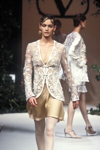 626180177_Valentino1994HauteCouture13.thumb.jpg.06f7bba44b57dfaf9828c9034b3a9f96.jpg