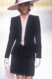 828622436_PierreBalmain1994HauteCouture81.thumb.jpg.b58bb9eb30385b877a3e00bc07675f36.jpg