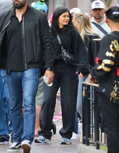 kylie-jenner-at-disneyland-in-anaheim-04-03-2022-1.jpg