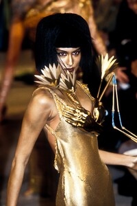 2000248352_JohnGalliano1997FW74.thumb.jpg.333dc74107d124b9229e791e13c7af96.jpg