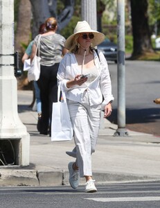 emily-osment-out-shopping-in-los-angeles-05-26-2022-3.jpg