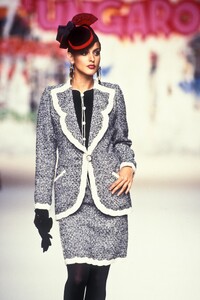 1449567826_EmanuelUngaro1994HauteCouture31.thumb.jpg.6d3245a7e03cf05971b4eaa0f1484d09.jpg