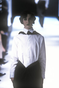 1756687540_YohjiYamamoto1998WomenRTW13.thumb.jpg.3282225f37ea3108870a3c1bdbf0230e.jpg