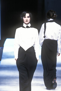 1790148957_YohjiYamamoto1998WomenRTW12.thumb.jpg.6f4558c54c057193ce07a4fbdea2e968.jpg