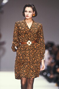 31187285_YvesSaintLaurent1989WomenRTW88.thumb.jpg.3392225694b28c11045543cad7a17fe3.jpg