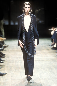 47205549_YohjiYamamoto1997WomenRTW40.thumb.jpg.945c0aa200b2a2fff325bf6afce26794.jpg