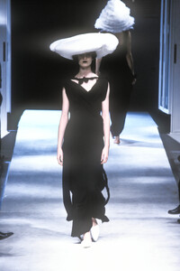 663764595_YohjiYamamoto1998WomenRTW60.thumb.jpg.2918635e097dddc36af0c3db50c28950.jpg