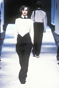 868448264_YohjiYamamoto1998WomenRTW11.thumb.jpg.a3b1ed2c5a57a17f500236095e191366.jpg