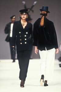 997127002_YvesSaintLaurent1989WomenRTW93.thumb.jpg.523af04d2c457a46aa3e44840d71b633.jpg