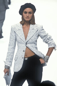 1150952060_Chanel1998WomenRTW71.thumb.jpg.54a92d8ca0b620d743817dffff1fc802.jpg