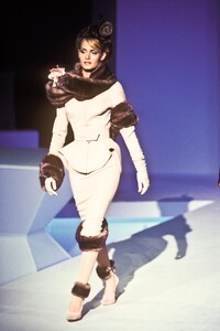 1403749625_ThierryMugler1995WomenRTW25.thumb.jpg.587ba49b37a8cb251bc6389ae303c12a.jpg