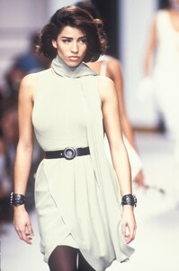 1723387858_KarlLagerfeld1992WomenRTW2.thumb.jpg.d4a9a46fbd17e4e5dc8d4d7251bdcd05.jpg