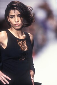 2088020970_KarlLagerfeld1992WomenRTW97.thumb.jpg.f9004e0eb1b610e6f3ab1cd24ea6aee7.jpg