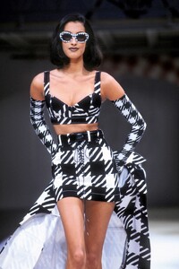 91403622_AzzedineAlaaRTW-SpringSummer1991(3).thumb.jpg.9c76bb12b87aeb0c71b30b7e1d7aaa29.jpg