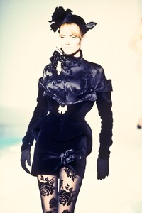 952607312_ThierryMugler1995WomenRTW44.thumb.jpg.1d834a553fa3f273983f4bf16fb311fd.jpg