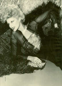 Nera_Barbieri_Vogue_Italia_December_1973_01.thumb.png.bc00a6eefe532c6b0ca677e6ee082e9a.png