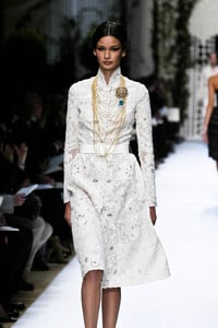 1073897810_PierreBalmain2002HauteCouture42.thumb.jpg.610633ad2ac1c12b2eeea164e6598e47.jpg