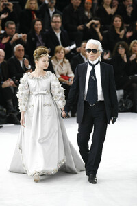 1080742610_Chanel2008HauteCouture327.thumb.jpg.14c18b7f4e08b9adbff6e295ce06b568.jpg