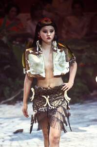 1399277780_Givenchy1998HauteCouture98.thumb.jpg.3d5a09d7741afd1ee9d063a7c1f69ffb.jpg