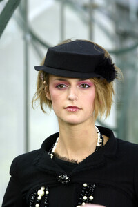 1475482350_Chanel2003HauteCouture27.thumb.jpg.1e085d11edfd3e98704863628fb36328.jpg