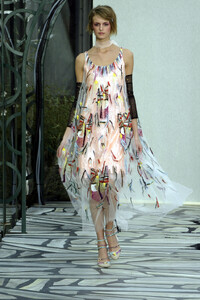 157269669_Chanel2003HauteCouture107.thumb.jpg.c8a53e95f7f2a7d57613fe4ad6b8f0b4.jpg