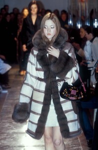 1788841561_Fendi1999WomenRTW29.thumb.jpg.0d54a139e504a7b0f2f2167d45b20b8f.jpg