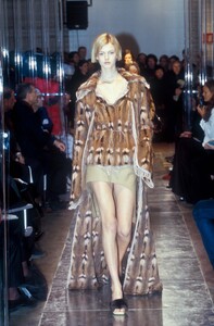 2018589803_Fendi1999WomenRTW30.thumb.jpg.3c7c2271ae84bd40b44bb5ada5016789.jpg