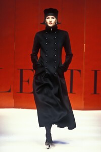 247679487_Valentino1993HauteCouture30.thumb.jpg.08b94640eece7fd792379b6e7aa4fa60.jpg