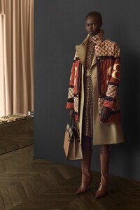 burberry-resort2020-london43.thumb.jpg.655e602dbdb44025d0be263a04829de1.jpg