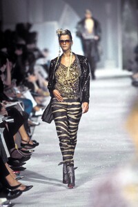 731660566_EmanuelUngaro2000HauteCouture7.thumb.jpg.95d3f5a09243bbcef3987e91894c3e2b.jpg