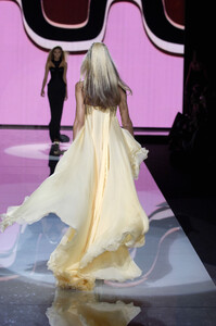 04921_celebrity_city_Versace_Fashion_Show_264_123_597lo.thumb.jpg.74839b8cb92c2098fe1f42fc3b16e8eb.jpg