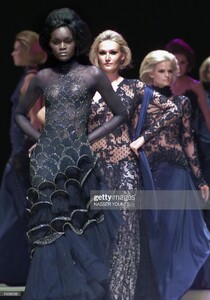 800013734_givenchyss2004couture.thumb.jpg.02e1dcd958389e5695ae2d90e2c6d433.jpg