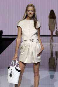 99730_celebrity_city_Versace_Fashion_Show_13_123_372lo.thumb.jpg.1fbafaf6924746ae659c727348a50fff.jpg