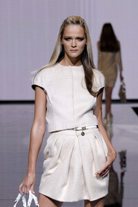 99772_celebrity_city_Versace_Fashion_Show_15_123_555lo.thumb.jpg.18e4152433818facb73476c664d63822.jpg